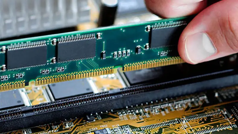 Kiểm tra xem có phải lỗi khe cắm RAM không