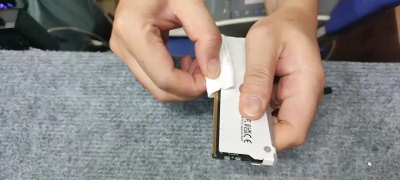 Vệ sinh lại khe cắm RAM và thanh RAM