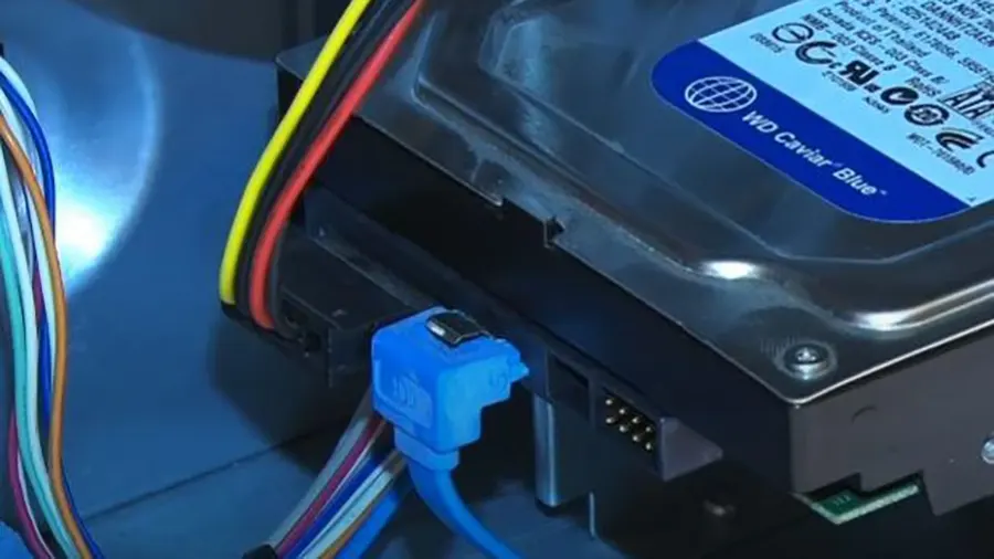 Tháo cáp ổ cứng SATA để sửa lỗi cài Win