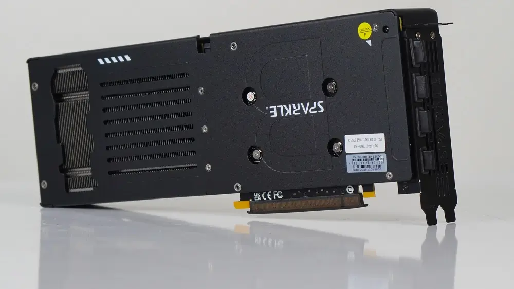 Backplate kim loại của Intel Arc B580